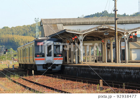 JR紀勢本線多気駅を発車する列車「快速みえ」 92938477