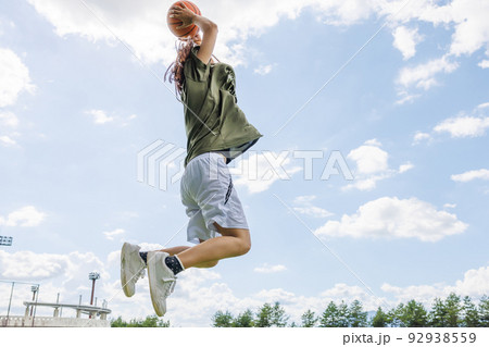 外でバスケをする女性 外でバスケをする女性 92938559