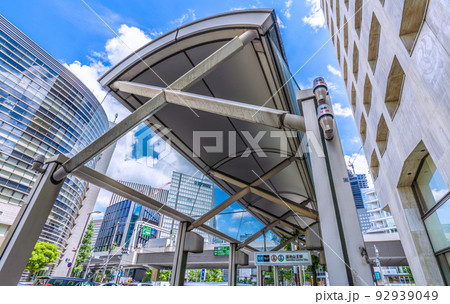 日本の東京都市景観 溜池山王駅9番出口(出入口)。壁がなくオープン。右はコマツビル 日本の東京都市景観 溜池山王駅9番出口(出入口)。壁がなくオープン。右はコマツビル 92939049