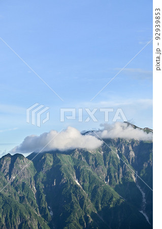 8月、晴天の下で西穂高岳の稜線から見る夏山の北アルプス 雲まとう笠ヶ岳 8月、晴天の下で西穂高岳の稜線から見る夏山の北アルプス 雲まとう笠ヶ岳 92939853