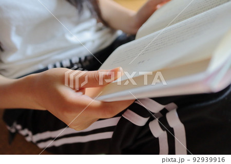 読書をする女性 92939916