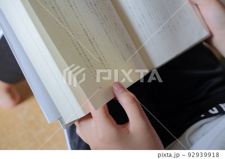 読書をする女性 92939918