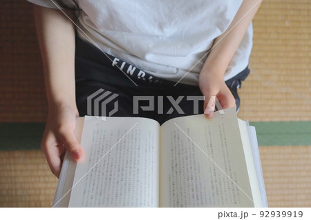 読書をする女性 92939919