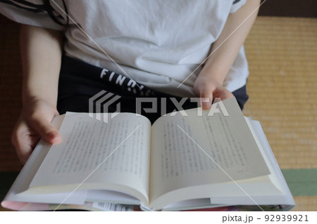 読書をする女性 92939921