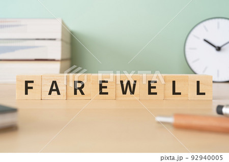 お別れ・決別のイメージ|「FAREWELL」と書かれたブロックが置かれたデスク お別れ・決別のイメージ|「FAREWELL」と書かれたブロックが置かれたデスク 92940005