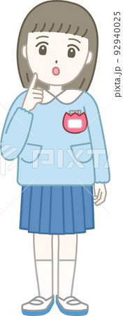 首を傾げる女の子の園児をイメージしたイラスト素材（保育園・幼稚園・こども園） 92940025
