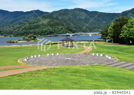 富士河口湖町　八木崎公園の芝生広場と散策路と河口湖 92940341