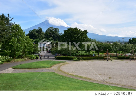富士河口湖町　八木崎公園の芝生広場と富士山 92940397