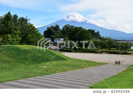 富士河口湖町　八木崎公園の芝生広場と富士山 92940399
