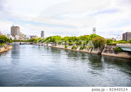 広島8月6日、原爆惨禍の日です。原爆ドームと元安橋の近くから灯篭流しが始まります。鎮魂の日の風景です 92940524