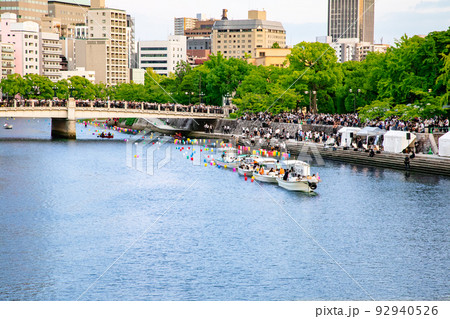 広島8月6日、原爆惨禍の日です。元安橋の近くから灯篭流しが始まりました。鎮魂の日の風景です。広島県 広島8月6日、原爆惨禍の日です。元安橋の近くから灯篭流しが始まりました。鎮魂の日の風景です。広島県 92940526