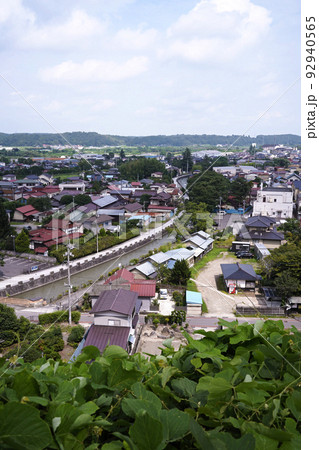 岩出山を流れる内川と町並みの写真 92940565