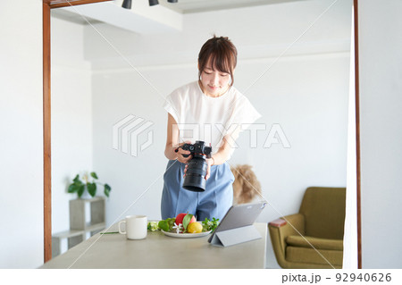 明るい部屋で撮影するフォトグラファー 明るい部屋で撮影するフォトグラファー 92940626