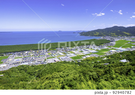 鏡山西展望台から見た美しい虹の松原と唐津市の町並み（佐賀県唐津市） 92940782