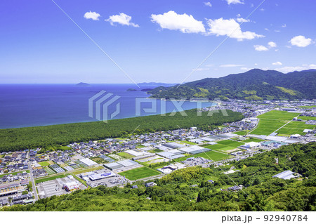 鏡山西展望台から見た美しい虹の松原と唐津市の町並み（佐賀県唐津市） 92940784