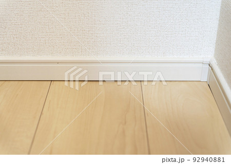 家の壁と床の間にできた隙間 92940881