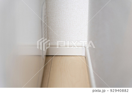 家の壁と床の間にできた隙間 家の壁と床の間にできた隙間 92940882