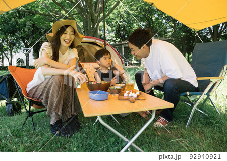 キャンプを楽しむ家族 キャンプを楽しむ家族 92940921