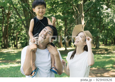 夏の家族旅行・男の子と若い夫婦イメージ 夏の家族旅行・男の子と若い夫婦イメージ 92940926