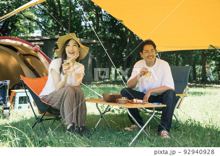 キャンプを楽しむ若い日本人カップル キャンプを楽しむ若い日本人カップル 92940928