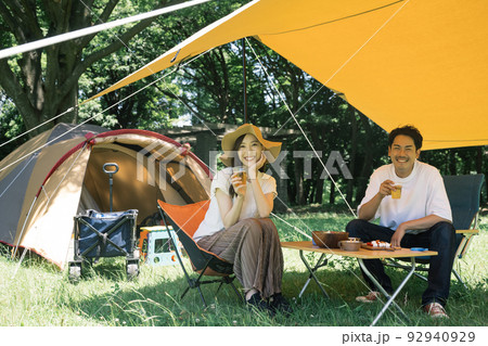 キャンプを楽しむ若い日本人カップル キャンプを楽しむ若い日本人カップル 92940929