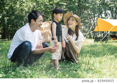 笑顔の日本人家族・夏の家族旅行イメージ 笑顔の日本人家族・夏の家族旅行イメージ 92940935