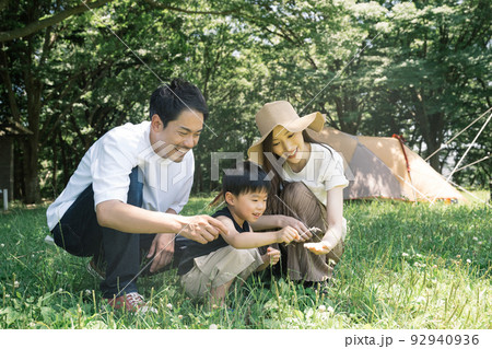 笑顔の日本人家族・夏の家族旅行イメージ 笑顔の日本人家族・夏の家族旅行イメージ 92940936