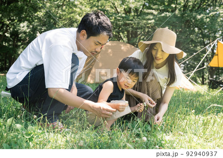 笑顔の日本人家族・夏の家族旅行イメージ 笑顔の日本人家族・夏の家族旅行イメージ 92940937