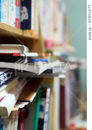 本棚・横から・整理されていない・アップ 本棚・横から・整理されていない・アップ 92941075