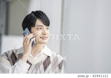 スマートフォンで通話する若い男性 スマートフォンで通話する若い男性 92941122