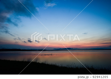 夕暮れの赤色に染まる風蓮湖 92941205