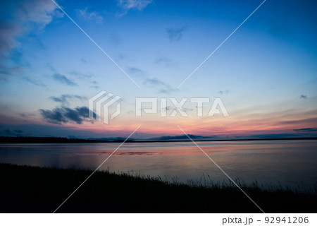 夕暮れの赤色に染まる風蓮湖 夕暮れの赤色に染まる風蓮湖 92941206
