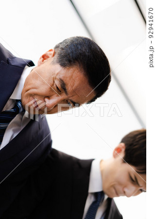 スーツの男性ビジネスマン（謝罪 92941670
