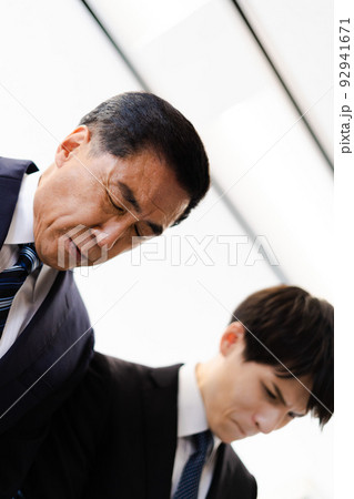 スーツの男性ビジネスマン（謝罪 92941671