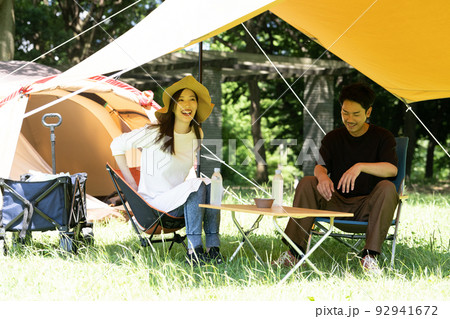キャンプを楽しむ若い日本人カップル 92941672