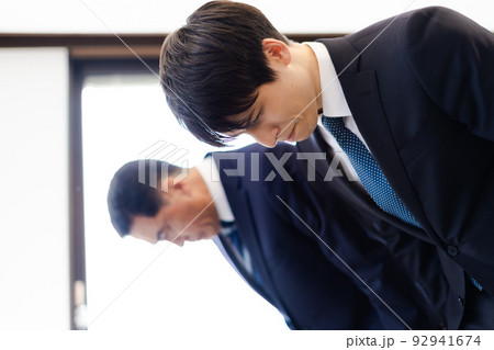 スーツの男性ビジネスマン（謝罪 92941674