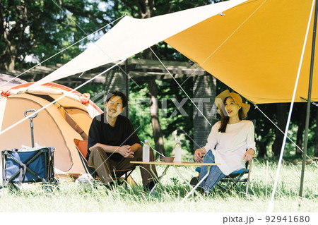 キャンプを楽しむ若い日本人カップル 92941680