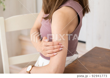 ワクチン接種した女性 vaccination ワクチン接種した女性 vaccination 92941773