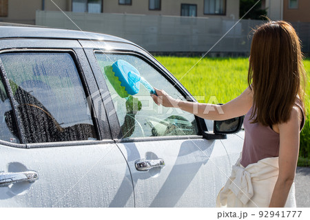 洗車する女性 car wash 洗車する女性 car wash 92941777