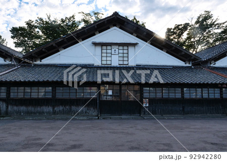 写真　町風景　米倉が並ぶ山形酒田の山居倉庫 92942280