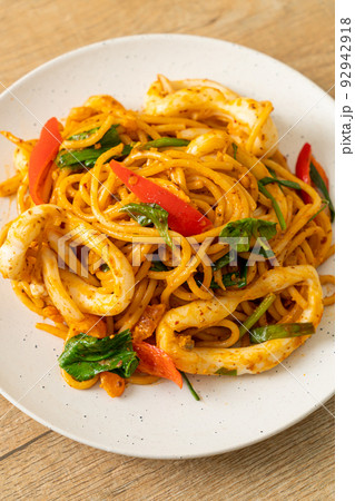 stir-fried spaghetti with salted egg and squid 92942918