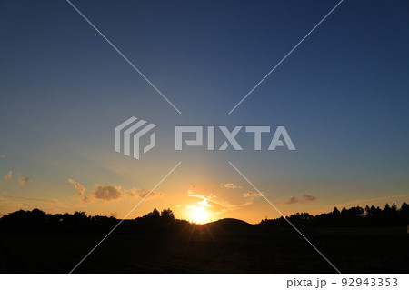 夕焼け空の風景 92943353