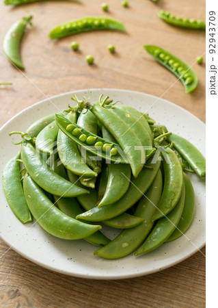 fresh sweet green peas on plate fresh sweet green peas on plate 92943709