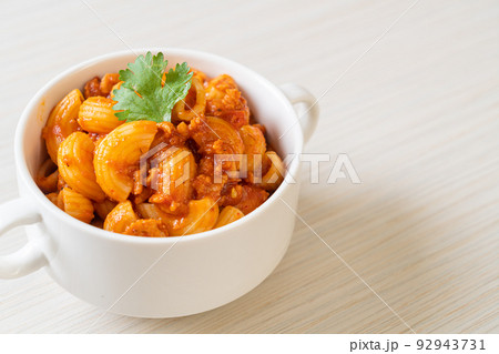 macaroni with tomatoes sauce and mince pork 92943731