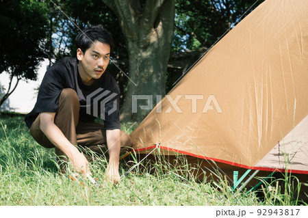 テントの設営をする男性・キャンプ・アウトドアレジャー テントの設営をする男性・キャンプ・アウトドアレジャー 92943817