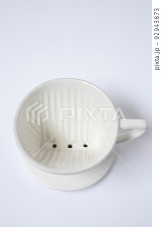 陶器製のコーヒードリッパー【白背景】 92943873