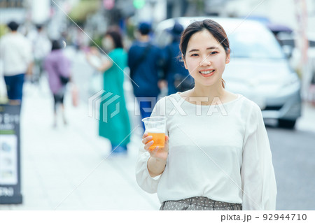 ビールを持って笑顔の女性　Beer 92944710
