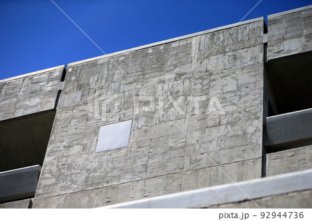 コンクリート打放しの建築物（神奈川県立青少年センター） 92944736