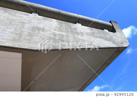 コンクリート打放しの建築物（神奈川県立青少年センター） 92945120