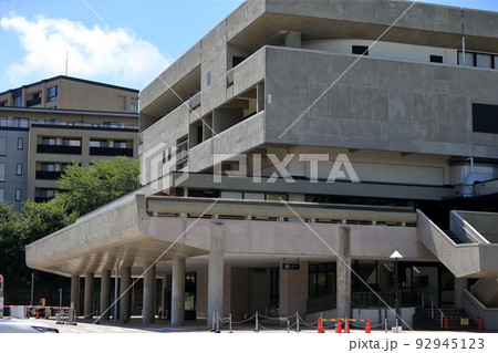 コンクリート打放しの建築物（神奈川県立青少年センター） 92945123